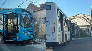 Ônibus derruba poste e invade unidade de saúde na Serra