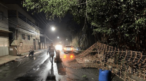 Rocha se desprende e invade avenida em Colatina