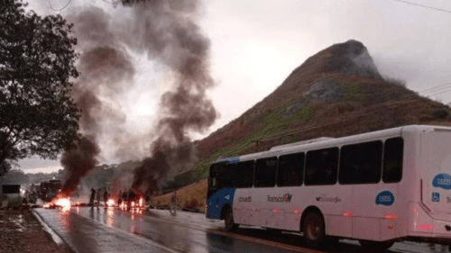 BR-101 é totalmente interditada por causa de manifestação na Serra